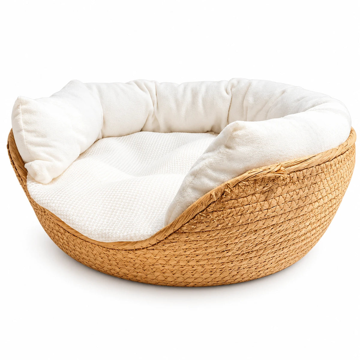 Panier tressé avec coussin blanc, seul sur fond blanc