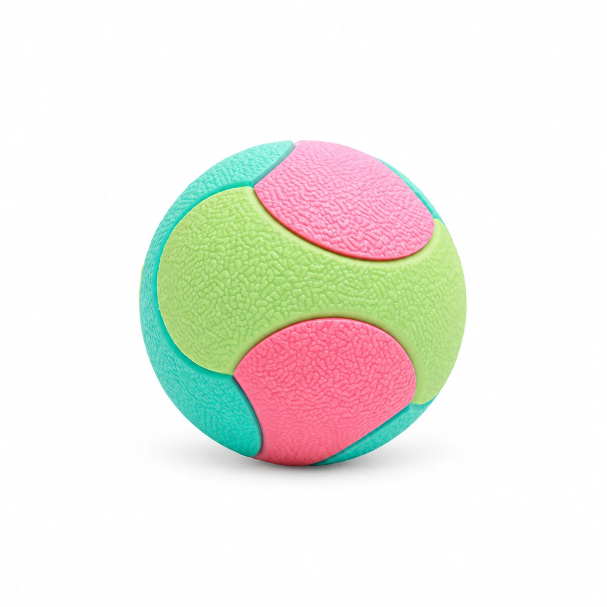 Balle multicolore en caoutchouc pour chien — fond blanc