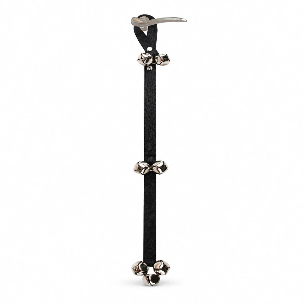 Clochettes de porte pour l’apprentissage du chien — fond blanc