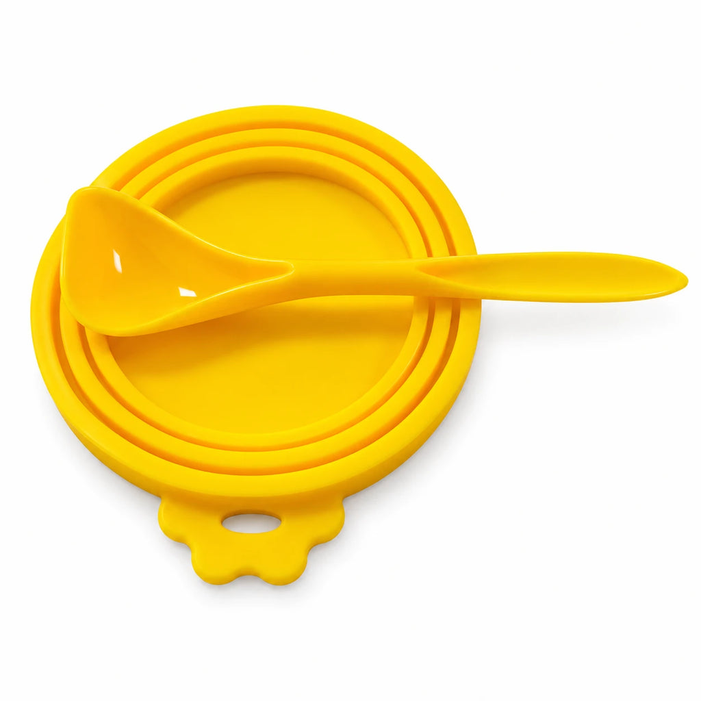 Couvercle en silicone et cuillère pour boîte de pâtée — fond blanc