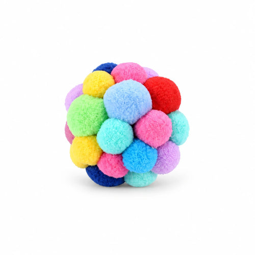 Petite balle en peluche avec grelot pour chat — fond blanc