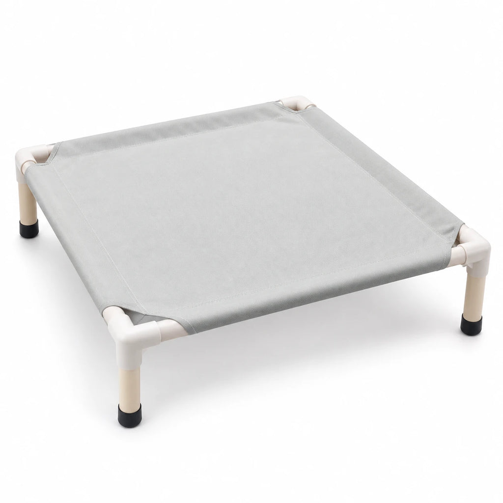 Lit de voyage pliable surélevé pour chien et chat — fond blanc