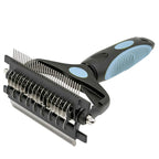 Brosse de toilettage 3 en 1 : corps noir, inserts bleus et tête à dents en acier, sur fond blanc.