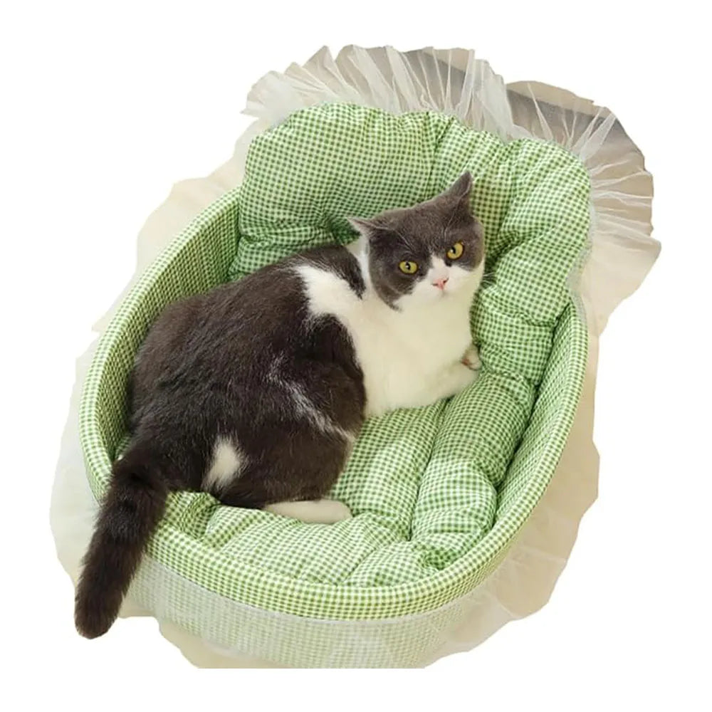 Chat installé dans le panier Princesse à motif vichy vert avec bordure volantée sur fond blanc