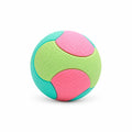 Balle multicolore en caoutchouc pour chien — fond blanc