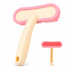 Petite brosse souple en silicone pour chat — fond blanc