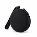Pochette à friandises ronde en silicone pour chien — fond blanc