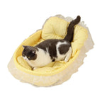 Chat installé dans le panier Princesse à motif vichy jaune avec bordure volantée sur fond blanc