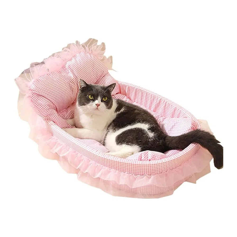 Chat installé dans le panier Princesse à motif vichy rose avec bordure volantée sur fond blanc