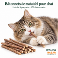 Notre chat mascotte mâchouille un bâtonnet de matatabi ; lot de 5 paquets de 20 bâtonnets