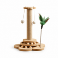 Griffoir pour chat en bois naturel et sisal avec circuits à balles, pompons et plume sur ressort