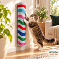 Chat mascotte tigré et blanc faisant ses griffes sur le griffoir mural multicolore WOUF BAZAR