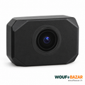 Mini caméra Wi-Fi noire pour la surveillance des chiens et chats sur fond blanc