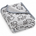 Couverture douce pour chien et chat — Motifs pattes — produit sur fond blanc