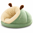 Panier pantoufle vert, intérieur crème, sur fond blanc