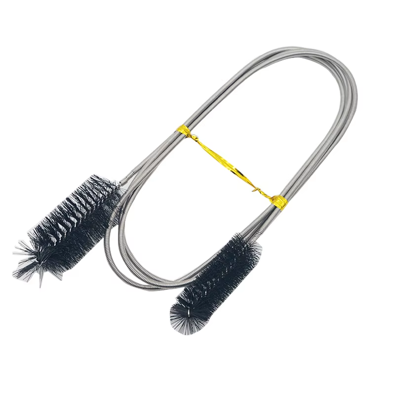 Brosse flexible à deux extrémités pour tuyaux d’aquarium, noire sur fond blanc