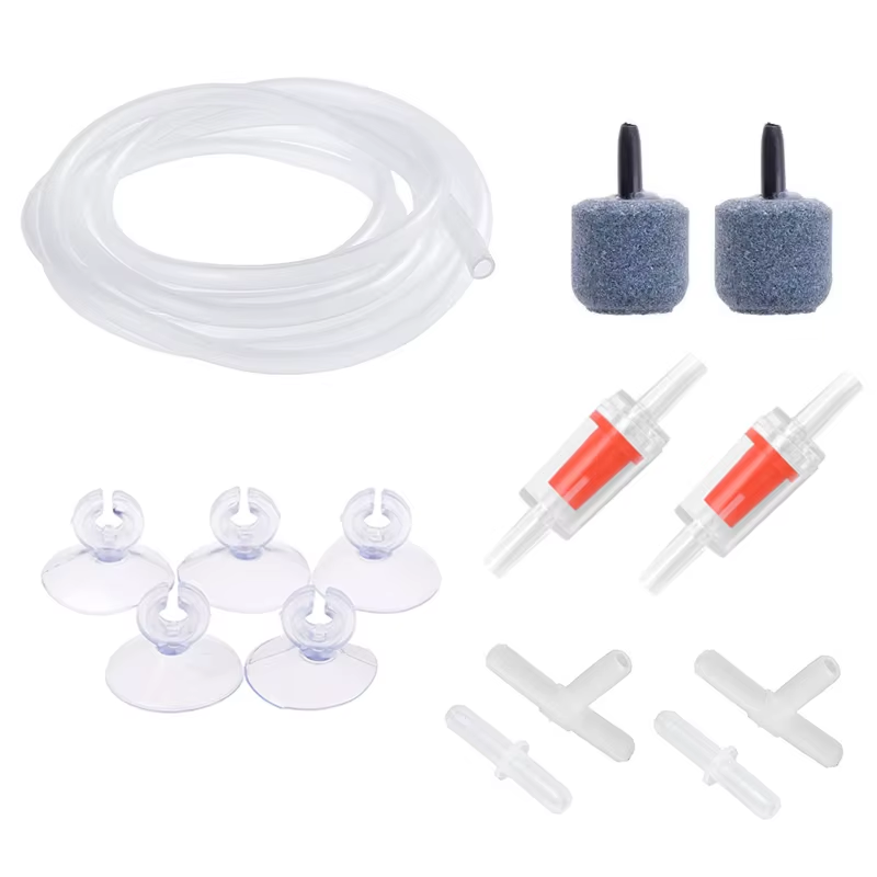 Kit d’aération aquarium avec tuyau, deux pierres diffusantes, deux clapets, ventouses et raccords sur fond blanc
