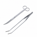 Kit aquascaping deux outils : ciseaux courbés et pince courbée sur fond blanc