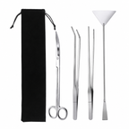 Kit aquascaping quatre outils et pochette noire sur fond blanc
