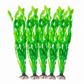 Lot de cinq plantes artificielles vertes pour aquarium sur fond blanc