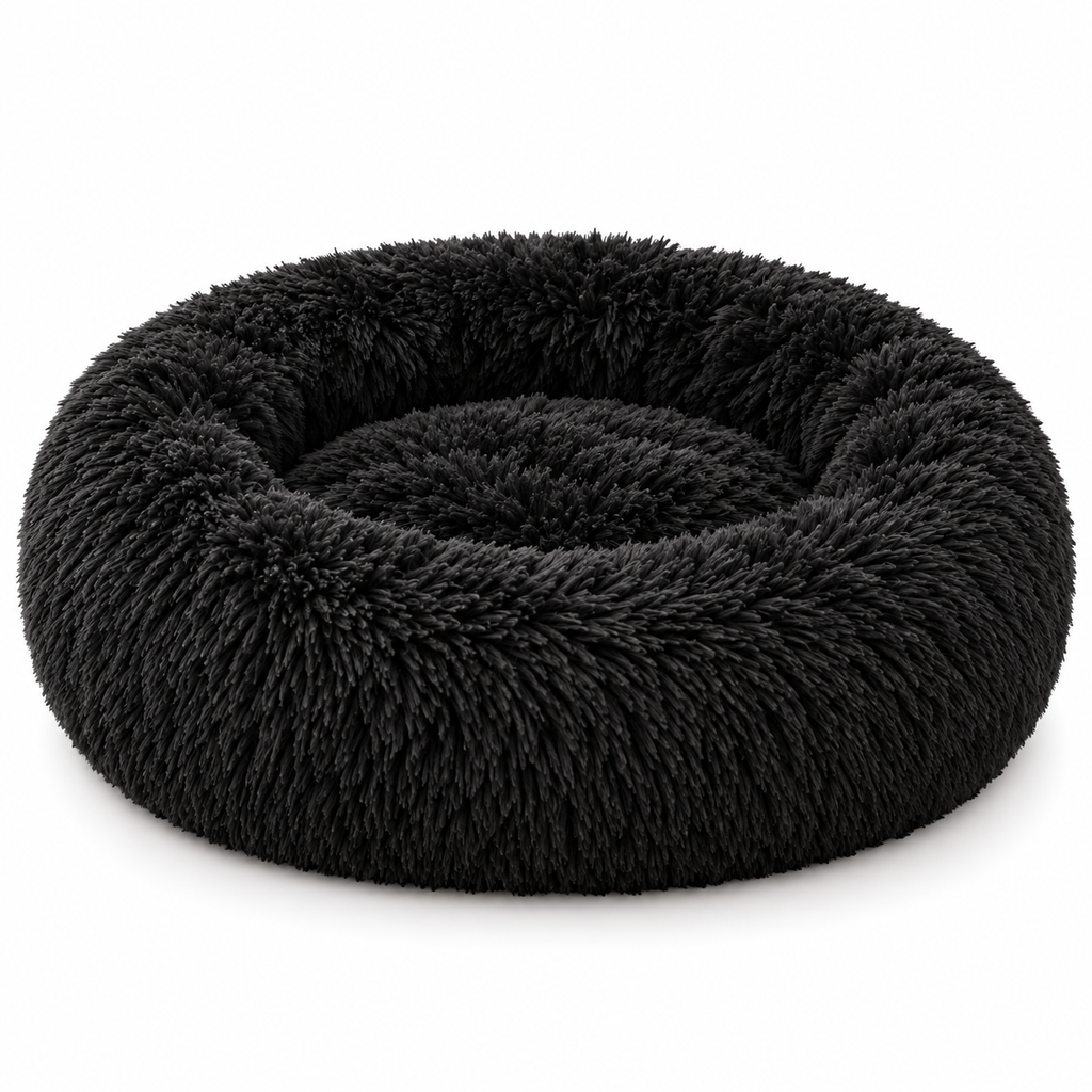 Panier rond en peluche noir sur fond blanc
