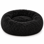 Panier rond en peluche noir sur fond blanc
