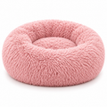 Panier rond en peluche rose sur fond blanc