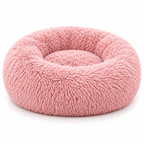 Panier rond en peluche rose sur fond blanc