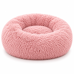 Panier rond en peluche rose sur fond blanc