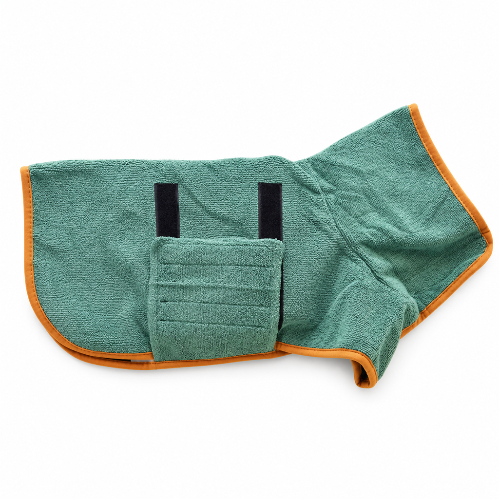 Peignoir absorbant vert à bordure orange, seul sur fond blanc