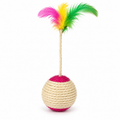 Balle en sisal et plumes pour chat — 1 pièce — produit sur fond blanc