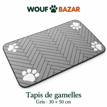 Tapis de gamelles WOUF BAZAR gris de 30 × 50 cm, motif chevrons et empreintes blanches.